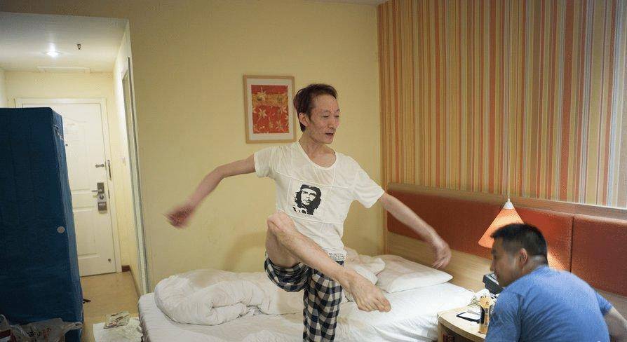 杨丽萍徒弟郭冷,年入百万却至今未婚,40多岁仍是"生活白痴"_舞蹈_舞台