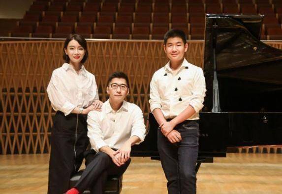 原创陈数赠钢琴蛋糕为老公庆生赵胤胤拥她贴面合照祝福太实诚