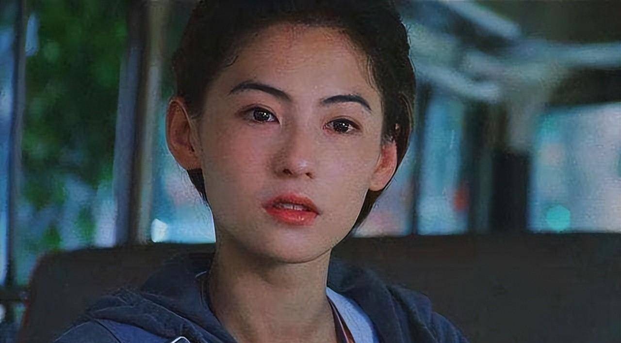 六,张敏她光彩夺目,将英姿飒爽与时尚妩媚融合得恰到好处,且有着一股