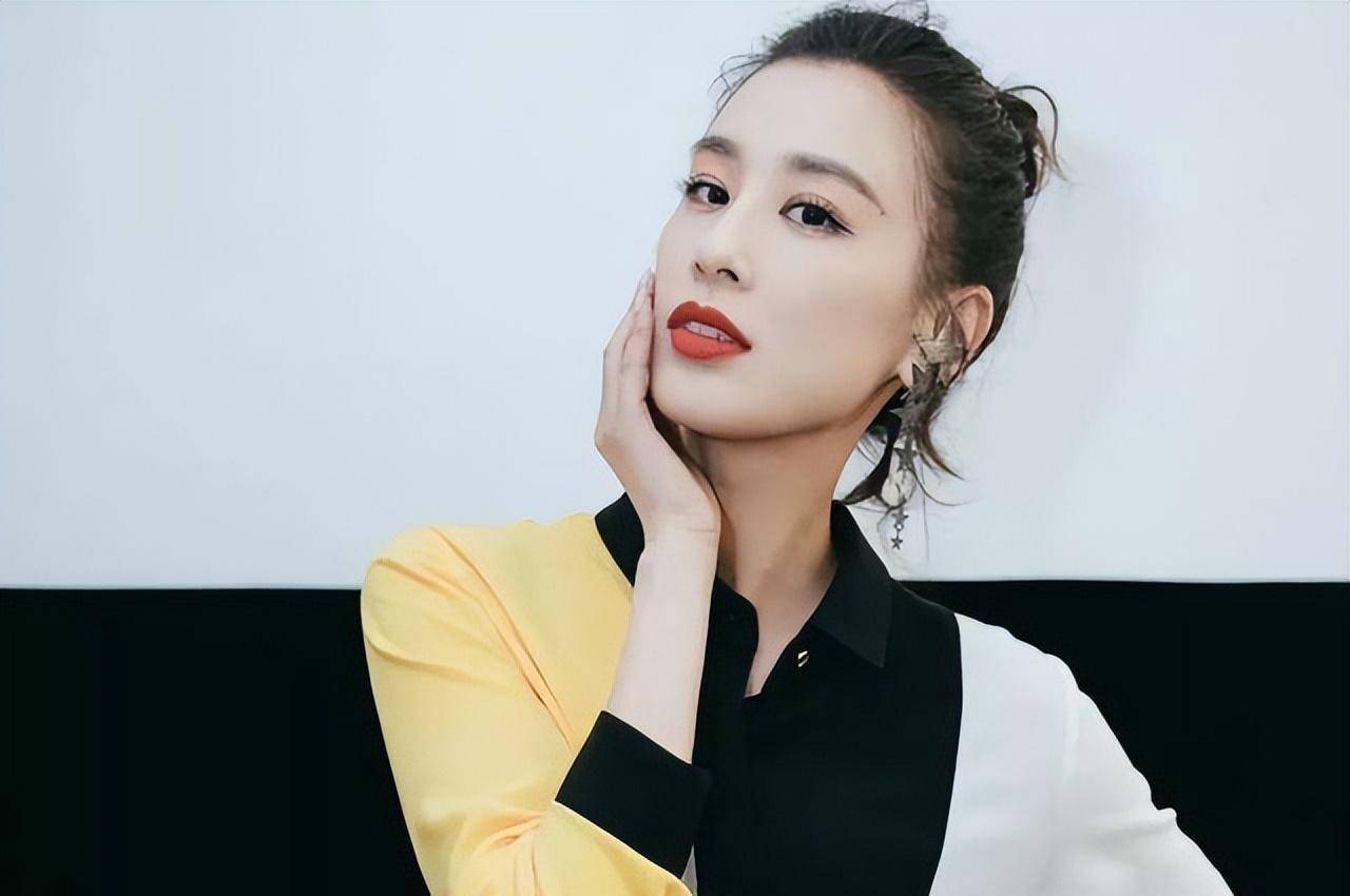 黄圣依的豪门上位史:身份被藏了8年,如今两个儿子一年2亿零花钱_杨子