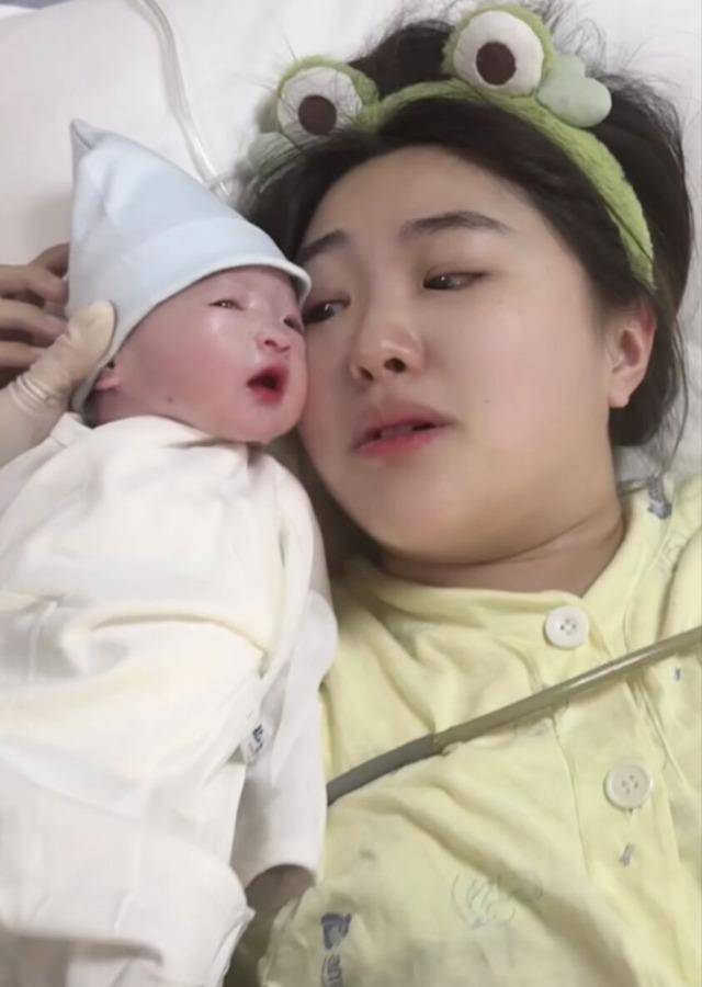 当外婆,爱女晒全家福官宣"卸货",新生儿似外公王宁_女儿_刘纯_宝宝