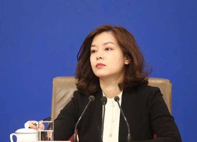外交部的冰山女神张京工作时不苟言笑私底下是爱笑的女孩