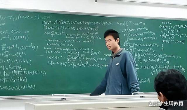 北大"韦神"被大量学生退课,教室里所剩无几,相关答复来了_数学_天才