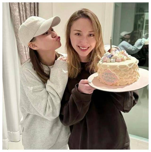 何超莲庆祝何超云生日她的容颜日渐盛丽