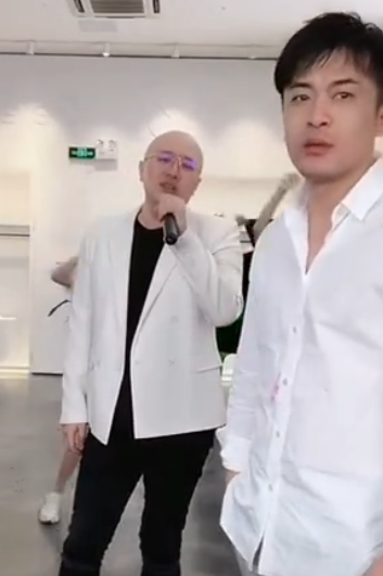 辛巴合伙人伽柏参加婚礼,送2沓现金红包似板砖,被曝已随礼100万_视频