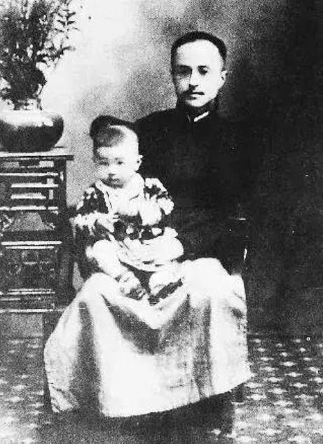 虽然在张家吃穿不愁,要身份有身份,要地位有地位,但是她同时承担起来