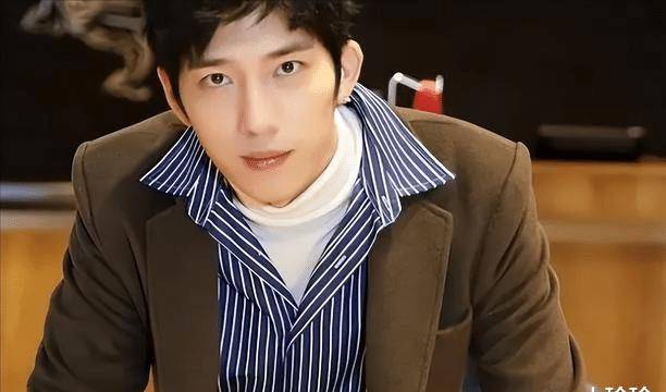 井柏然:出生28天被弃,爷爷奶奶捡废品养活他,走红后父母来认亲_生活