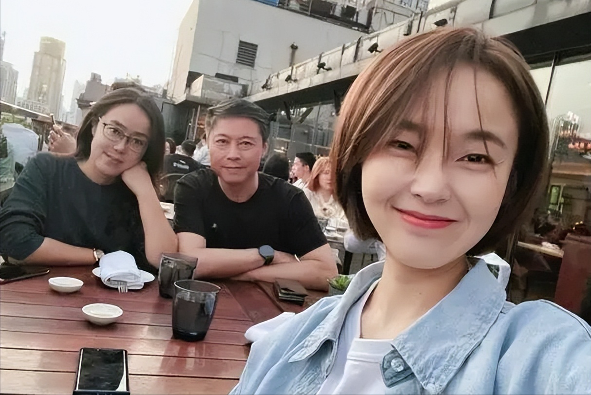 她帮助继父求婚,21年不认亲父,成名后给母亲买500万的房子_张佳宁_令