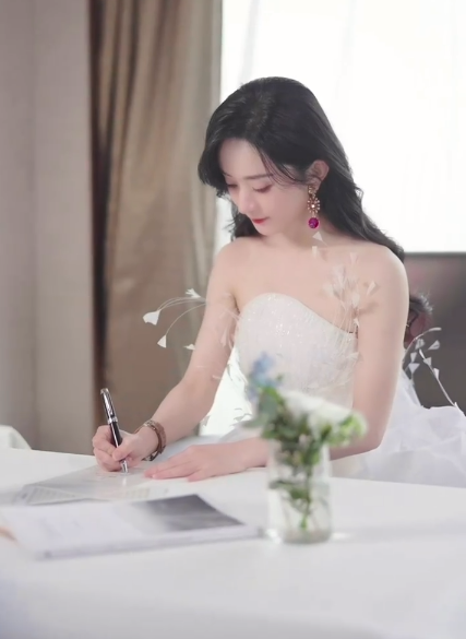 赵丽颖签名十分洒脱,这是赵丽颖祝福自己节日快乐,也是祝她妈妈节日