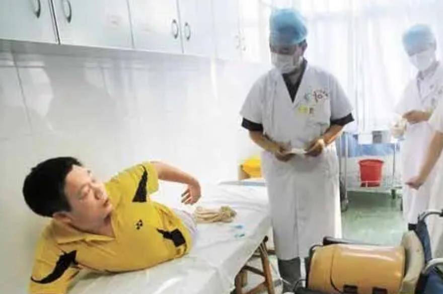 "半截人"彭水林被货车"削"成78厘米,妻子不离不弃,如今当上老板_医生