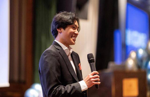 照片中,张一丁穿着衬衫,大眼睛抓住了镜头.他的肉脸可爱可爱.