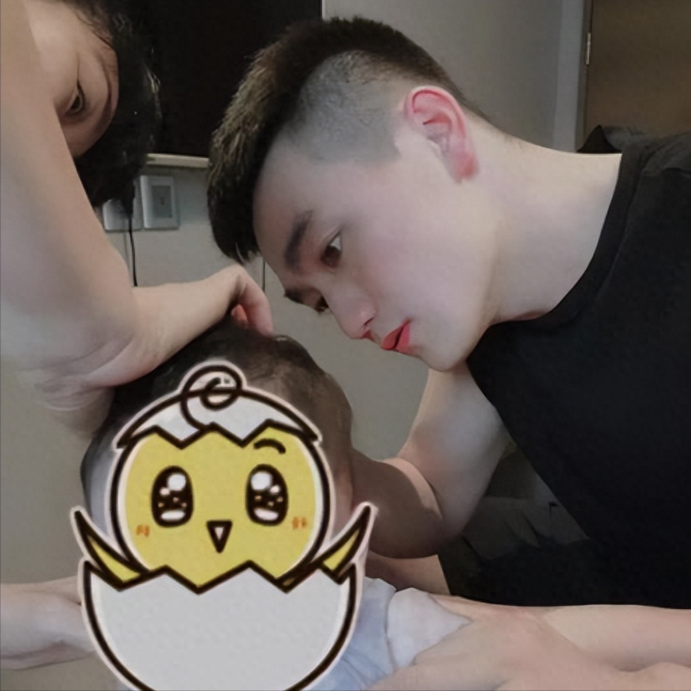 张馨予夫妇恩爱游玩丽江,何捷蹲地为老婆拍照,女儿留家上幼儿园