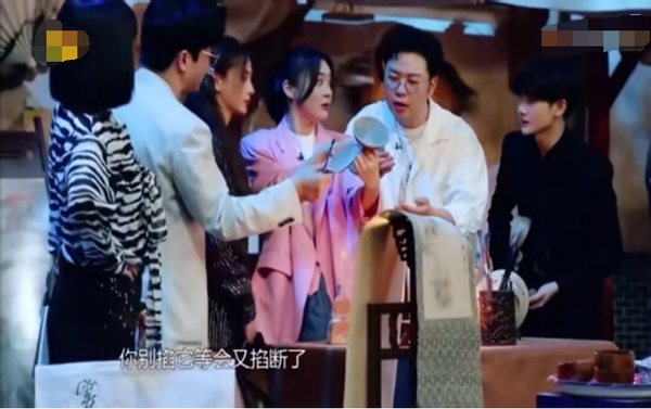 袁姗姗向张小斐道歉,曾问男同学张小斐隐私问题?