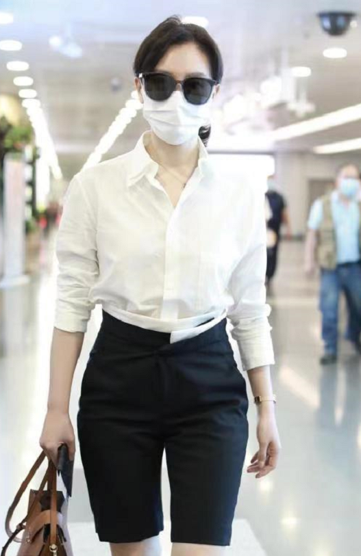 陈数还有过山车身材,穿打底衫 牛仔裤 微卷短发,时髦又减龄_颜色_毛衣