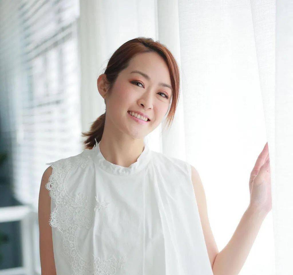 她是香港知名主持,王祖蓝好友,感情不顺,曾遭男友劈腿前辈谈心_梁嘉琪