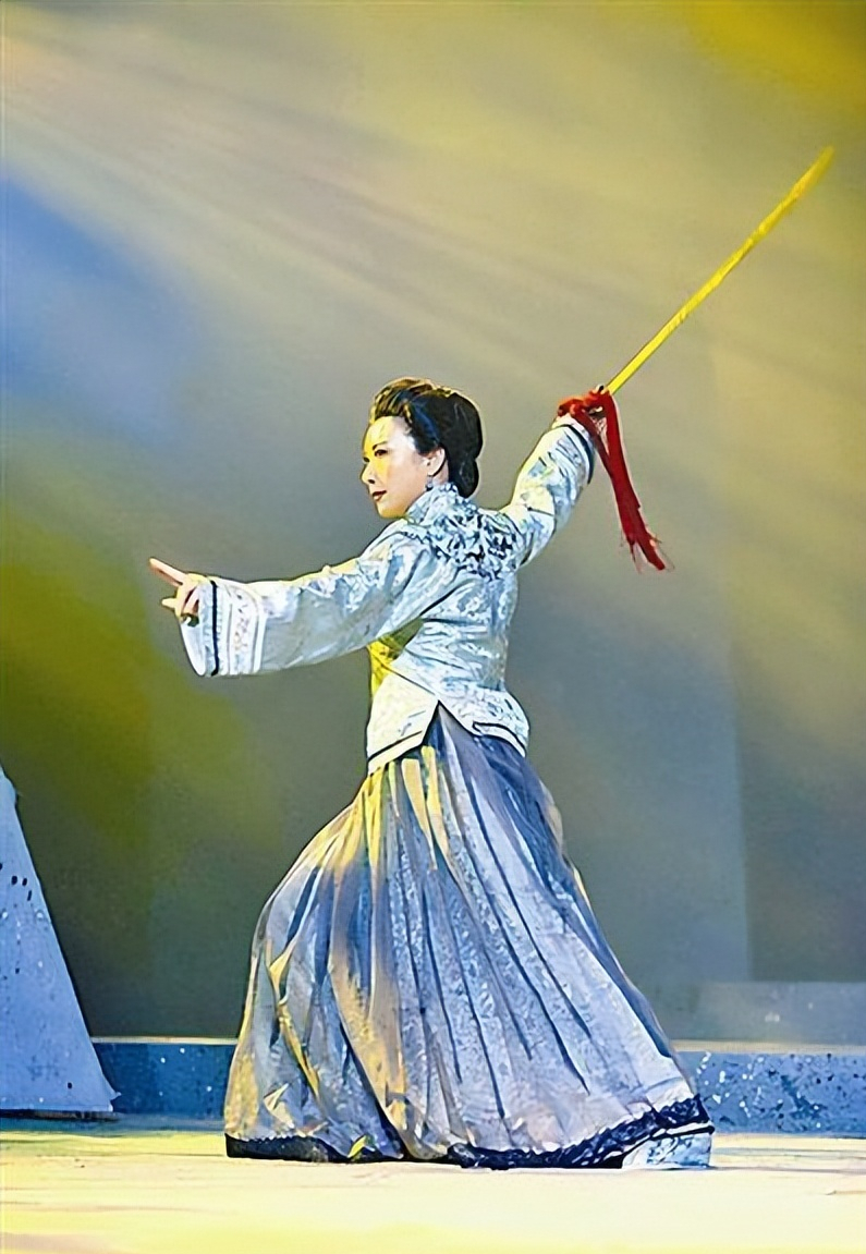 巾帼英雄秋瑾的十首诗词,休言女子非英物,夜夜龙泉壁上鸣