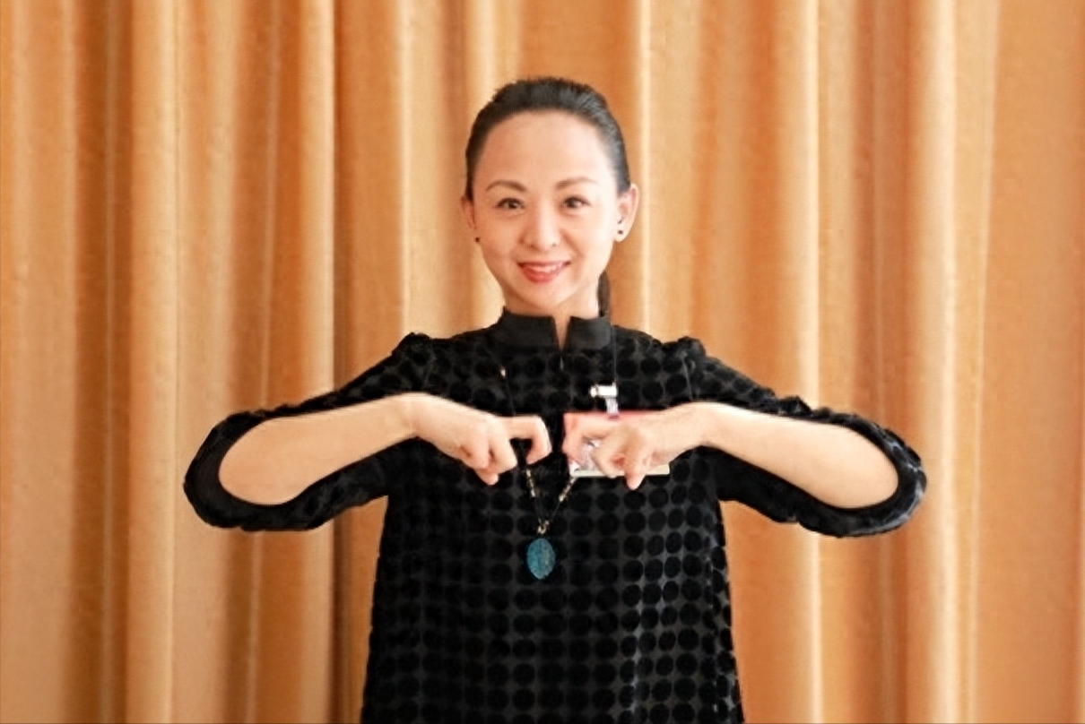 当年春晚"千手观音"聋哑人领舞,被富豪苦追8年,如今成了这样