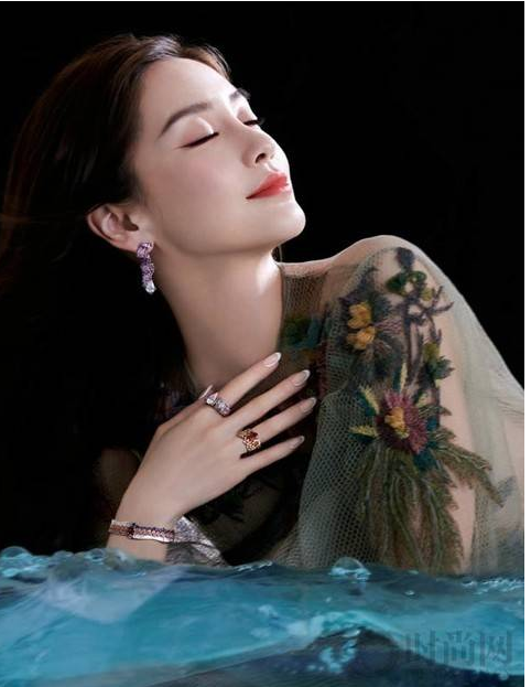 2023年之前,和她合作的演员是钟汉良,黄轩,邓伦,应该知道他们很受欢迎