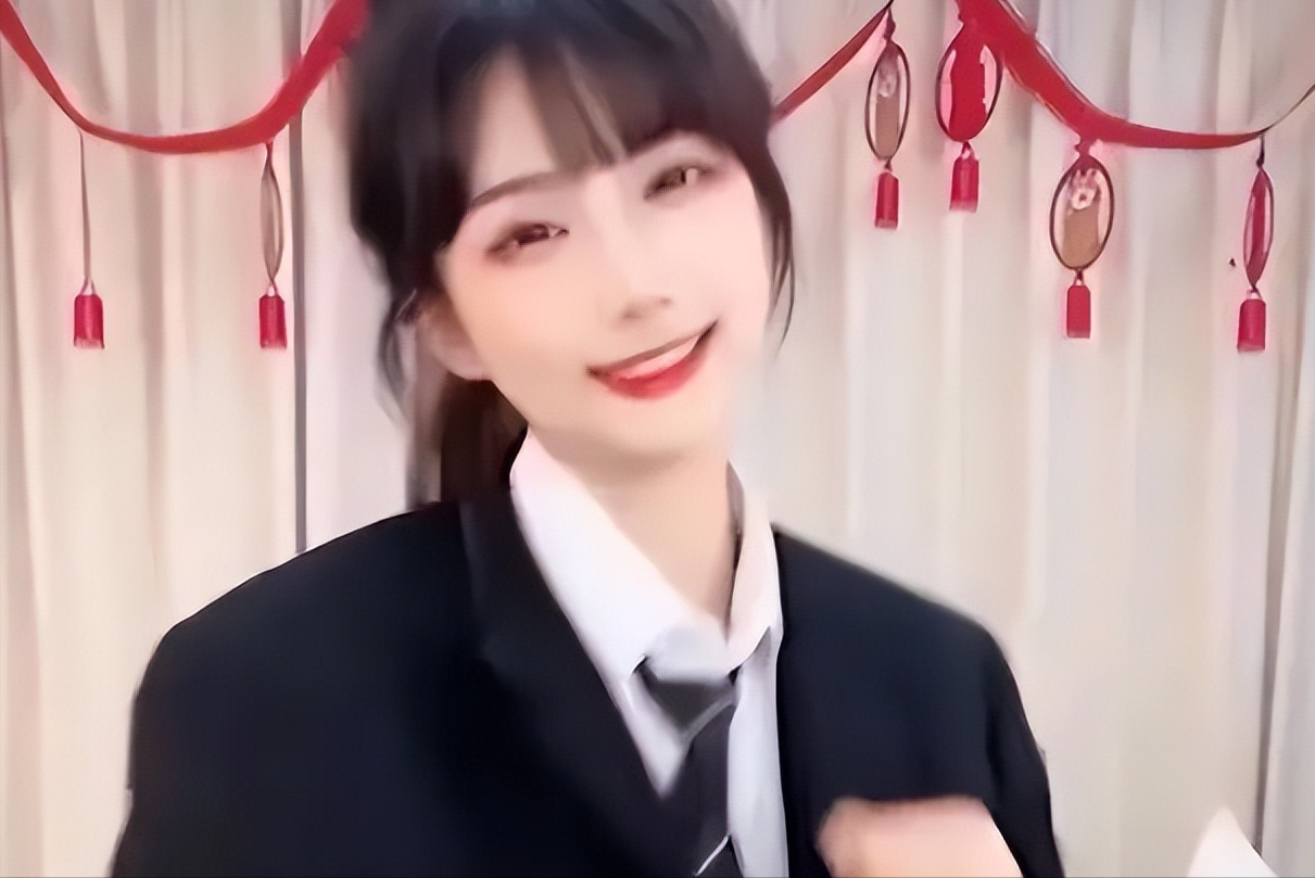 搞笑女网红疯狂吸粉1974万,现转行拍视频,网友直呼辣眼睛_钟婷_性格