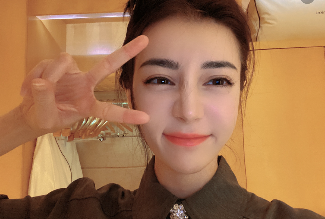 迪丽热巴变身乔晶晶晒上学照,大眼睛四处张望,网友:可以做同桌吗_杨洋