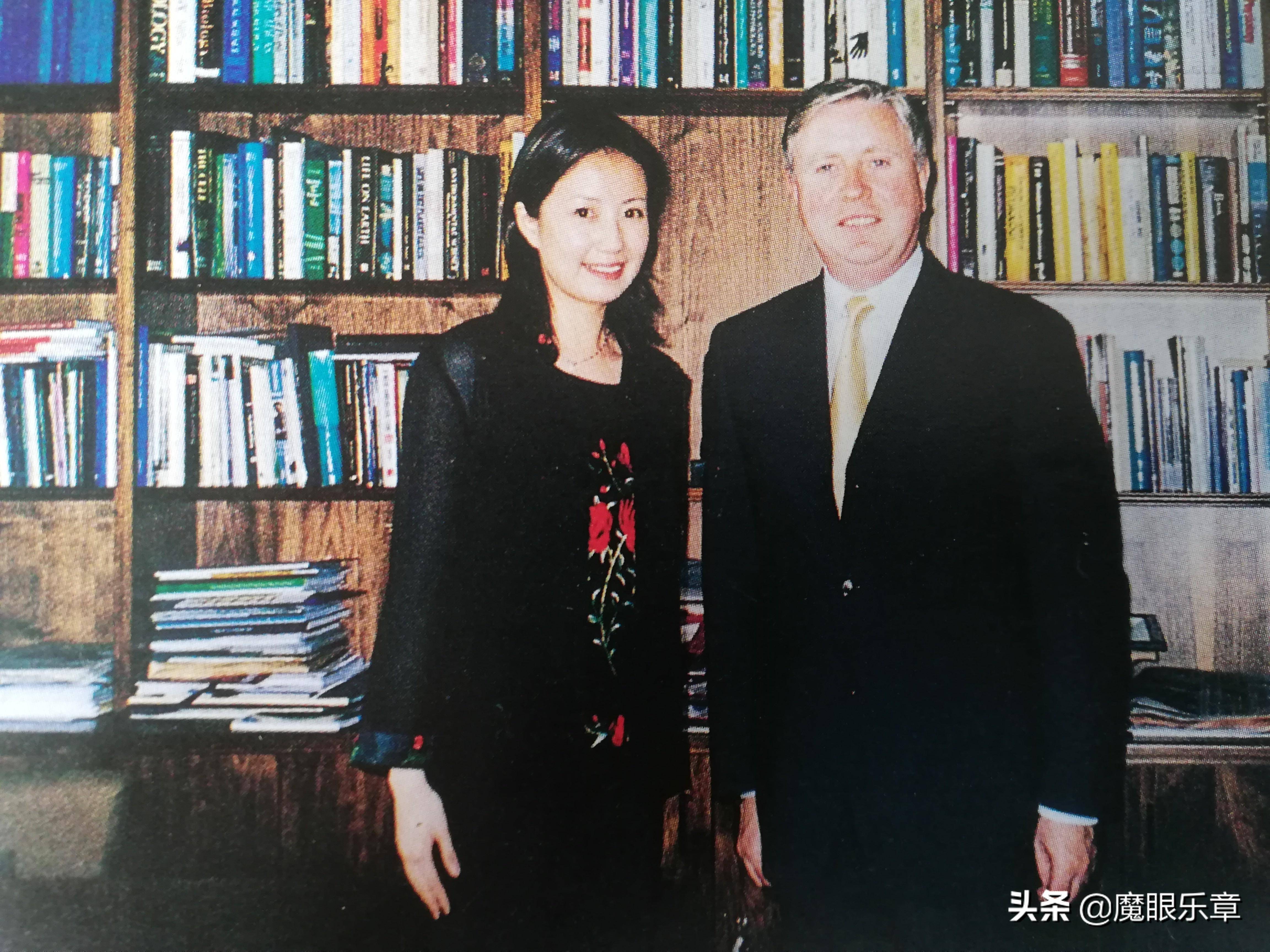 采访欧洲议会领导2001年夏天,顺利毕业后进入上海东方电视台.