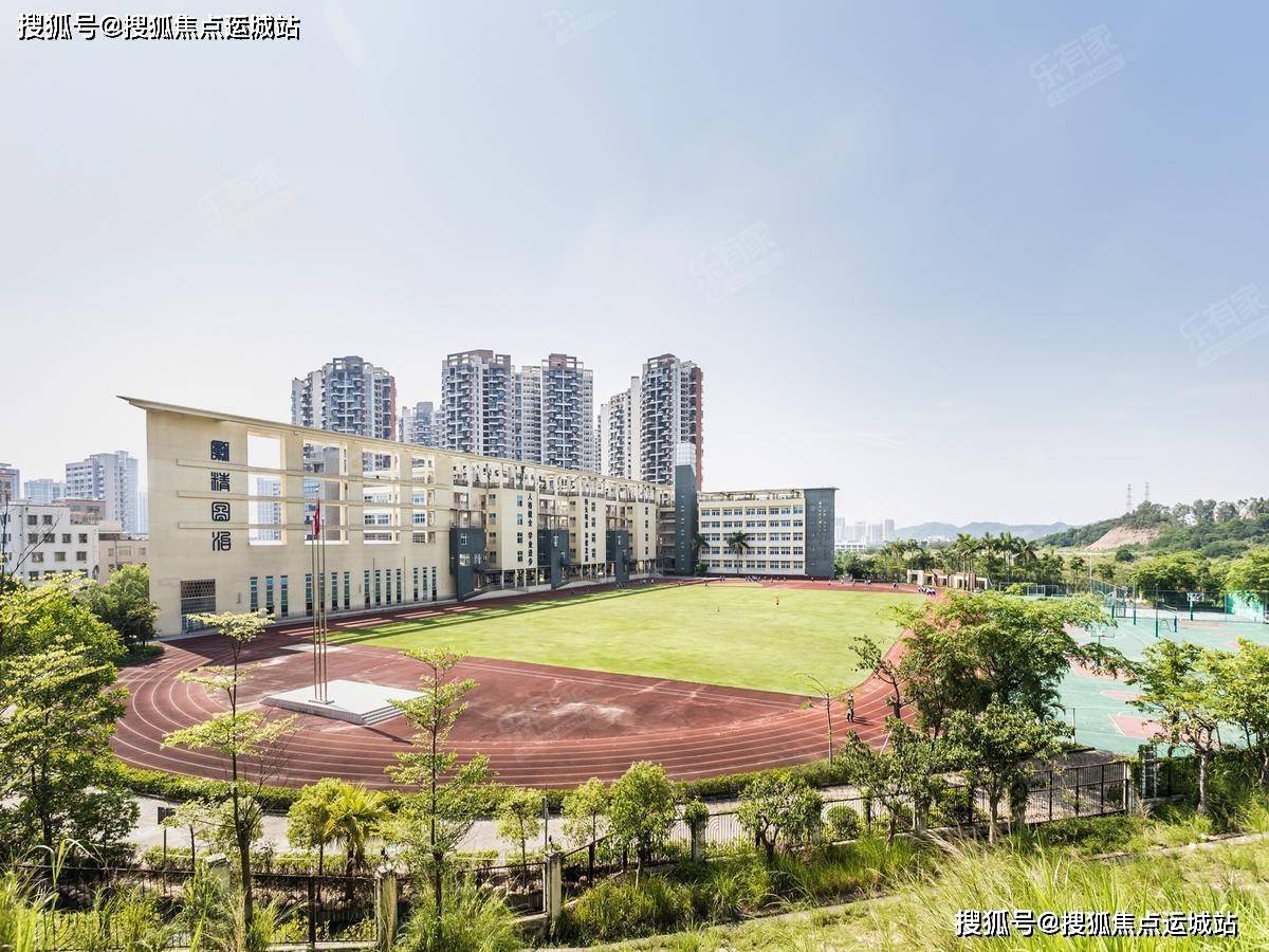 米处有一所 9 年一贯制的公立学校,坂田实验学校(30 班小学,15 班中学