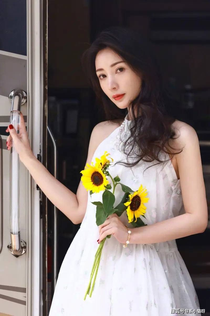 柳岩手捧向日葵,38岁依旧惊艳,网友:如同少女一般!_生活_阳光_世界