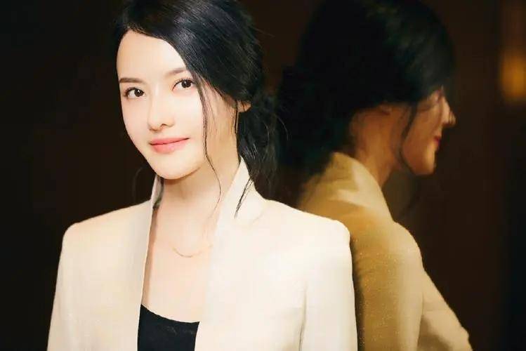 张芷溪被曝新恋情,与男子牵手散步还被背回家,遭遇网友冷嘲热讽_金瀚