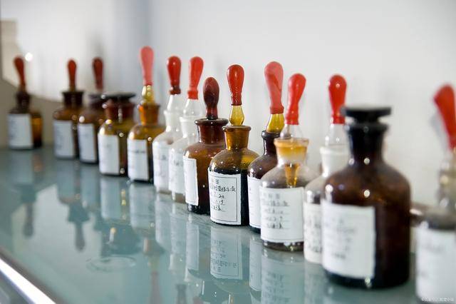 建筑胶粘剂的分类:一,按形态分类:水溶液:聚乙烯醇,纤维素,酚醛树脂