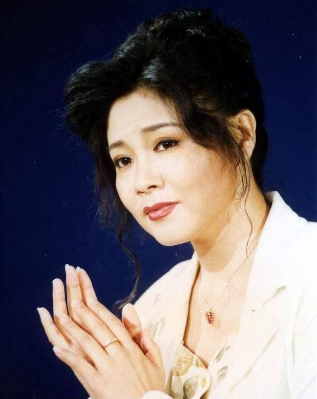 提起苏红,不得不提她过去辉煌的成绩,曾力压毛阿敏,韦唯等实力歌手,一