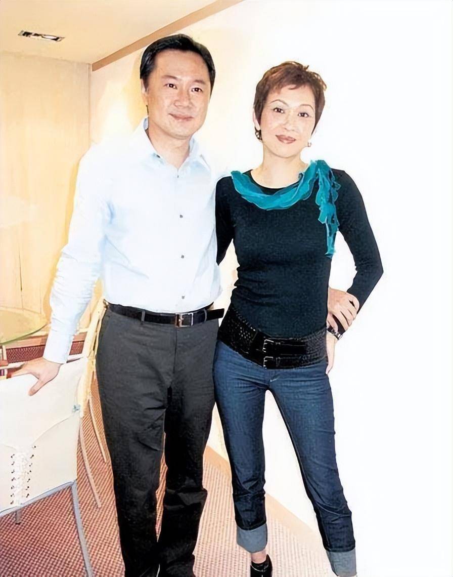 破近况她的男子李万祺也对外宣称"我破产,我快乐".