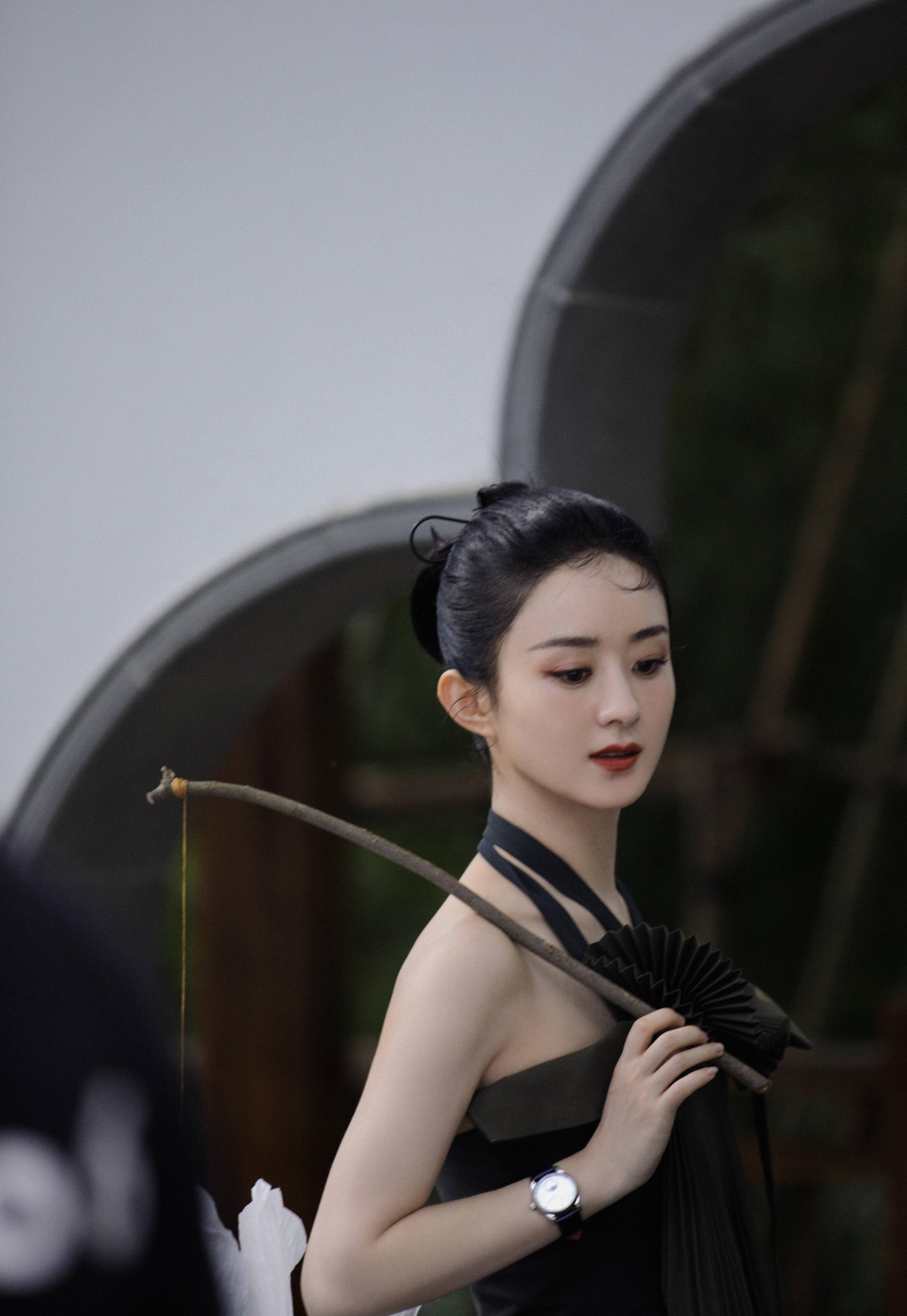 赵丽颖参加活动,红裙露背梦回周翡,赵小刀附身调侃主持人胖了_造型