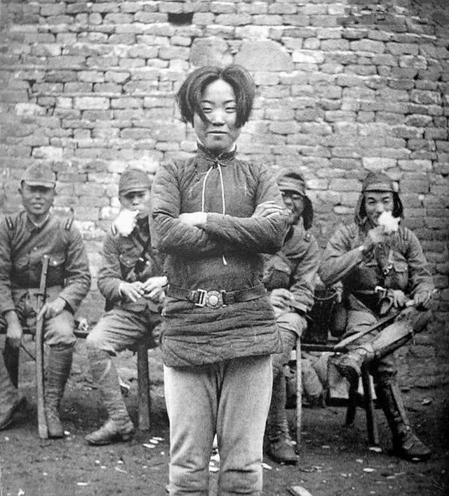 女子面对随军记者镜头,遭受如此大辱,竟巍然不动,甚至还傲然横抱双臂