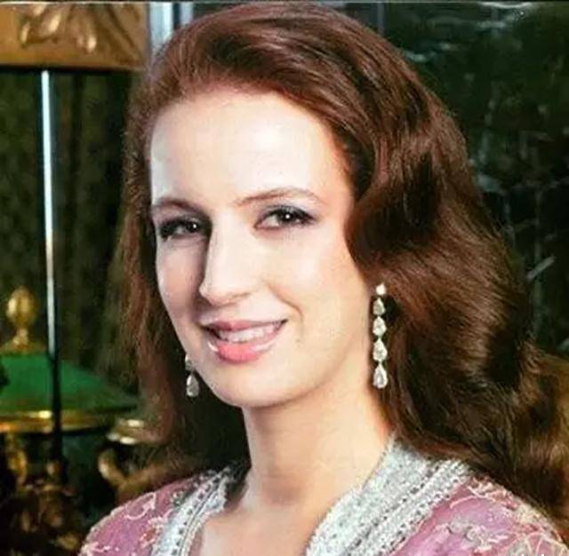 拉拉萨尔玛出生于1978年故乡是摩洛哥古城非斯,拉拉萨尔玛年幼的时候