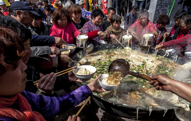 煮出近"千碗"面条,上千人同时吃汤面,人多吃饭香_一大_大锅饭_什么