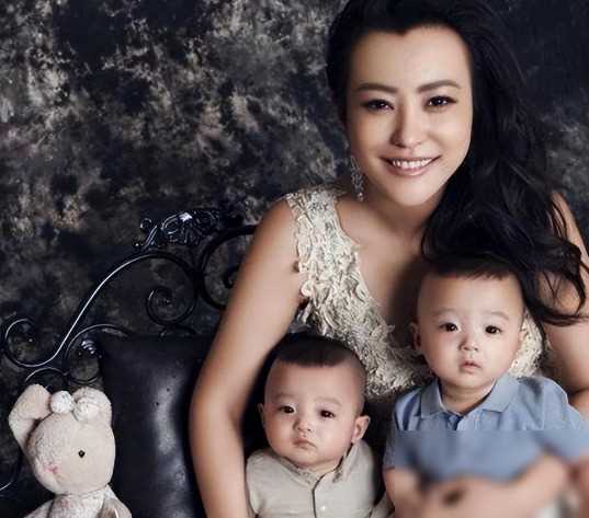 郝蕾与刘烨离婚后自己一人养育双胞胎儿子如今怎么样了