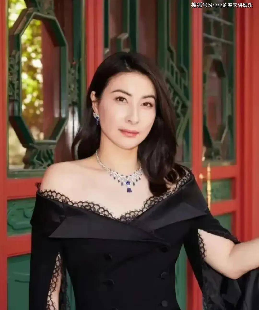 郭晶晶的面相三庭匀称,颧骨被肉包裹起来,面相宽,额头脸颊都很饱满