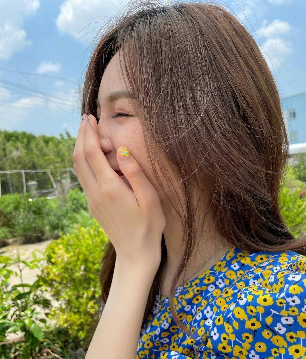 沈梦辰独自一人过节日晒美照不见海涛身影捂嘴微笑氛围感十足