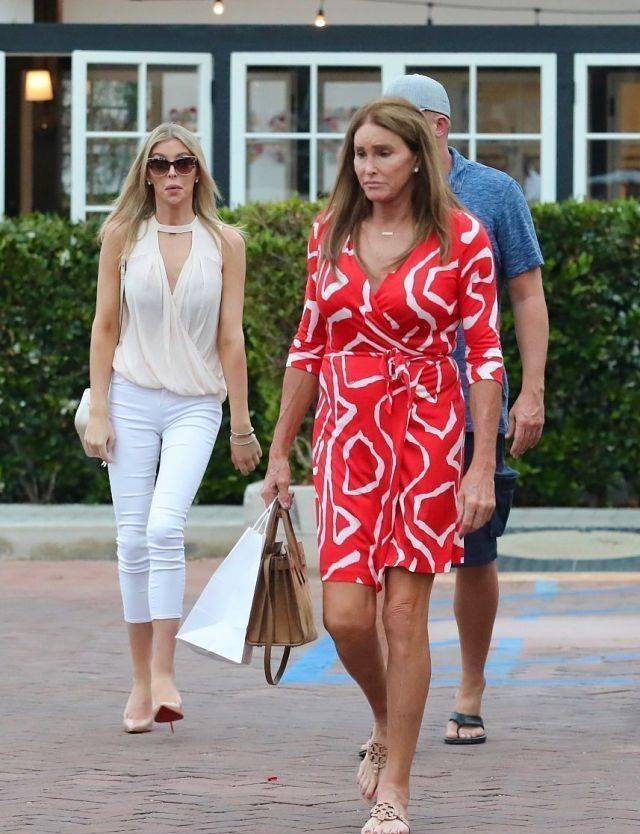 卡戴珊71岁变性老爸亮相,表情狰狞骨骼变形,24岁女友暴瘦不敢认_凯特