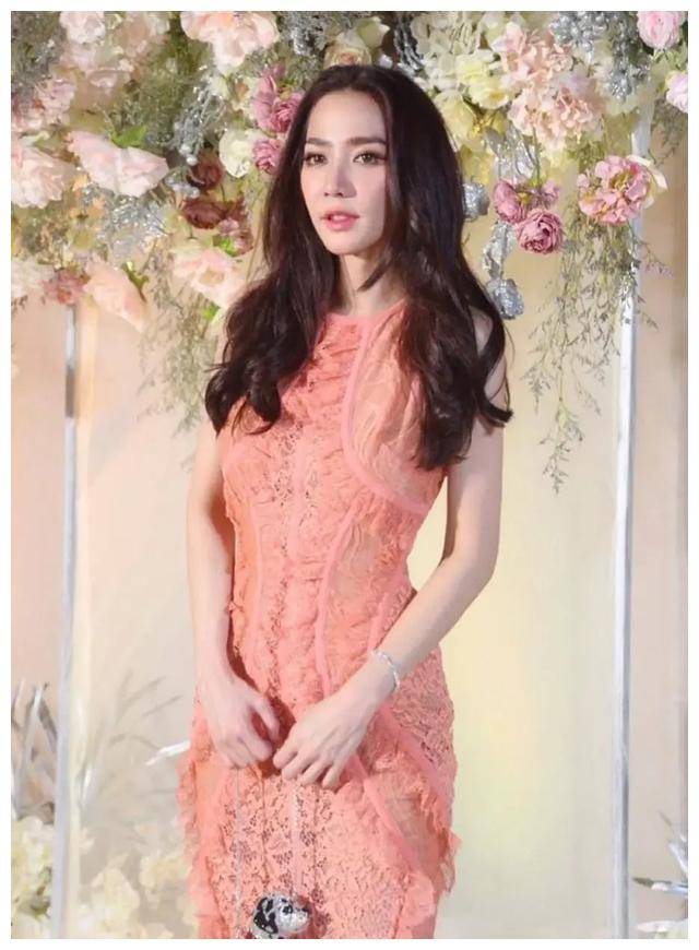 泰国娱乐界领军人物,妩媚蛇形美女琶德容楚,尽显风采.