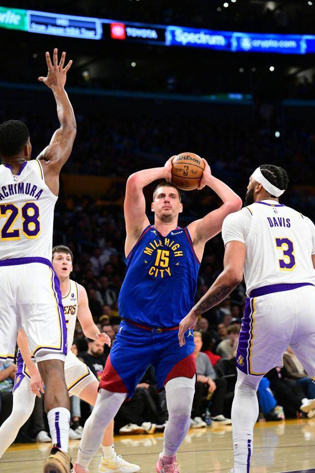 原创詹姆斯4万分里程悲湖人惨遭掘金逆转约基奇3510波特10中10打疯了