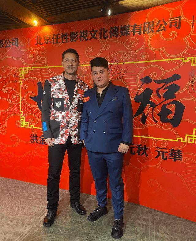 聚首,洪金宝老态尽显元彪年轻,梁家辉瘦脱相成龙缺席_头发_身材_西装