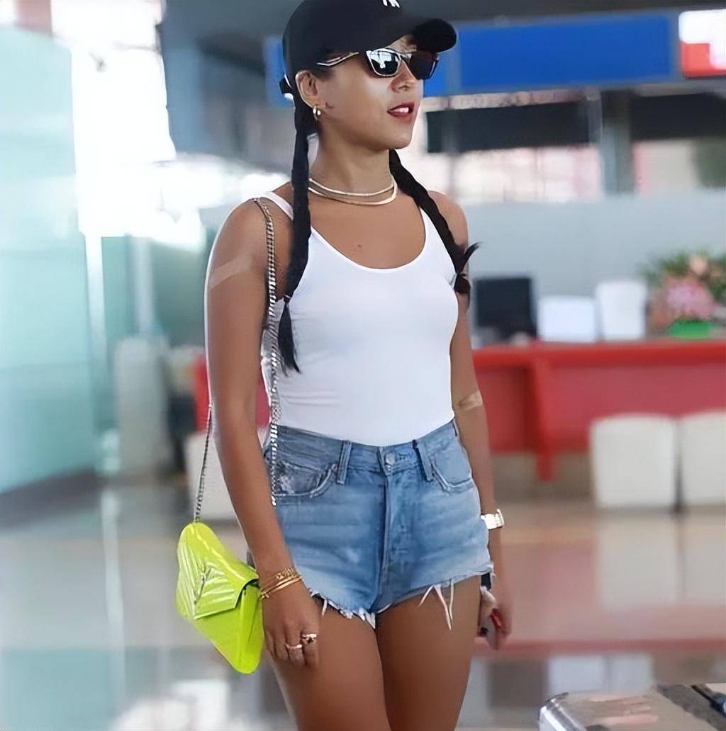 吉克隽逸被曝新恋情,和男子亲密搂腰同喝一瓶水,网友:该恋爱了_黑衣