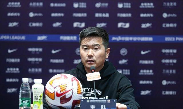 在挑选新帅问题上,宋凯强调训练不足导致连续战败,呼吁队伍提升.