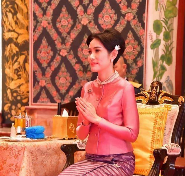 泰国国王想要和诗妮娜妃子生一个女儿,一个儿子.诗妮娜妃好骄傲!