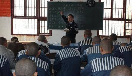 移动海上监狱——"白蓝魔宫",由航母改装建造,关押800重刑犯_越狱