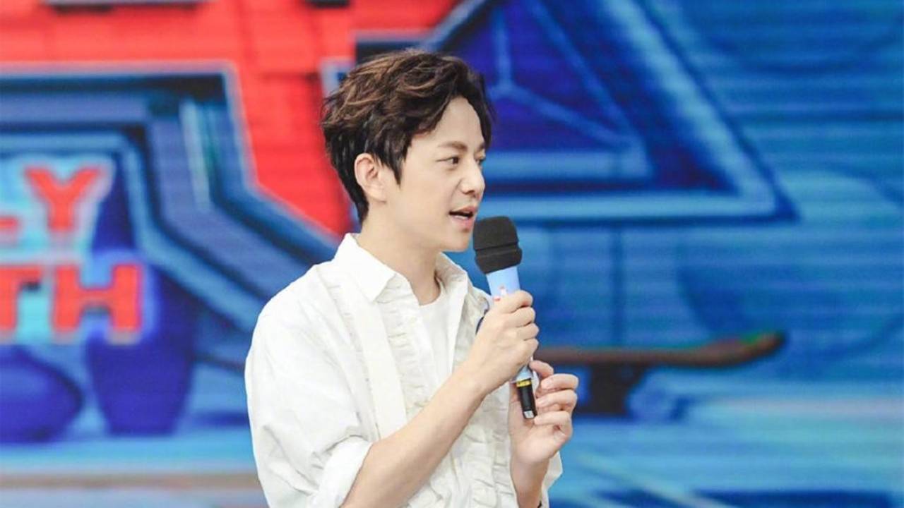 原创好青涩何炅在北外任教时的照片文质彬彬青春洋溢好喜欢