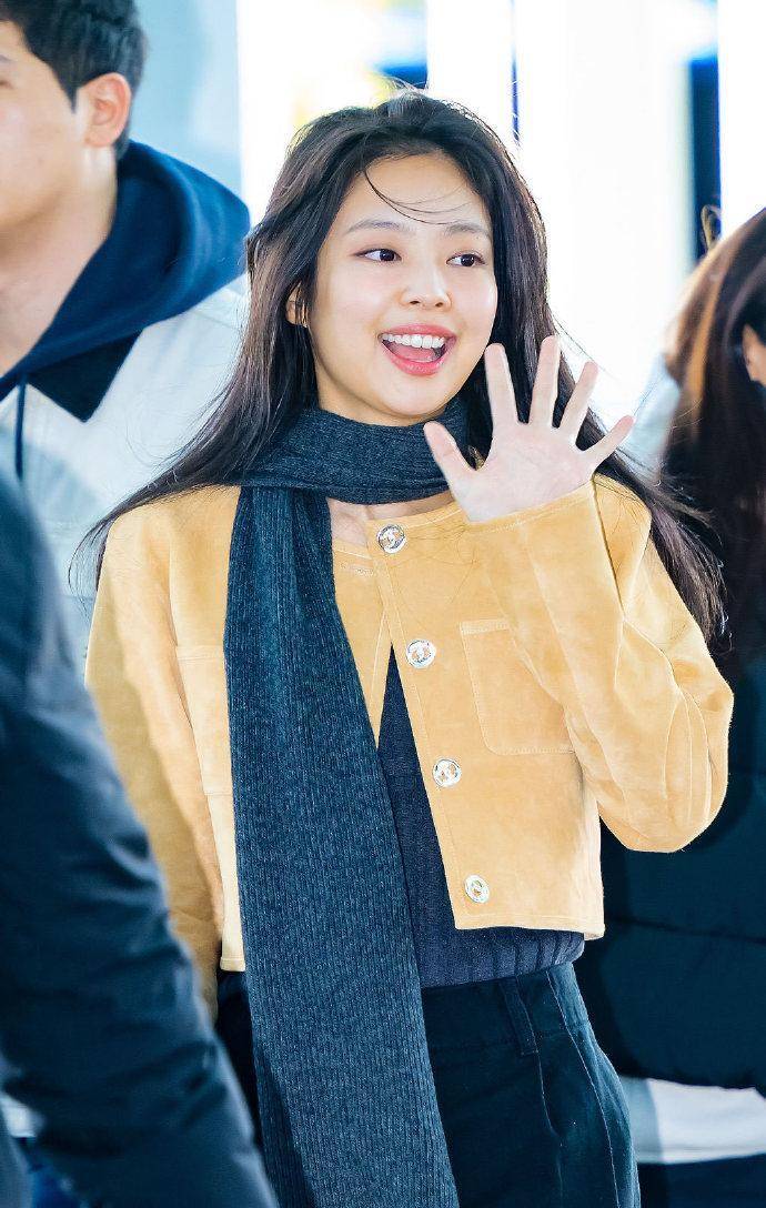 jennie穿香奈儿外套搭黑色围巾黑色阔腿裤,笑容灿烂软萌又有稚气_感觉