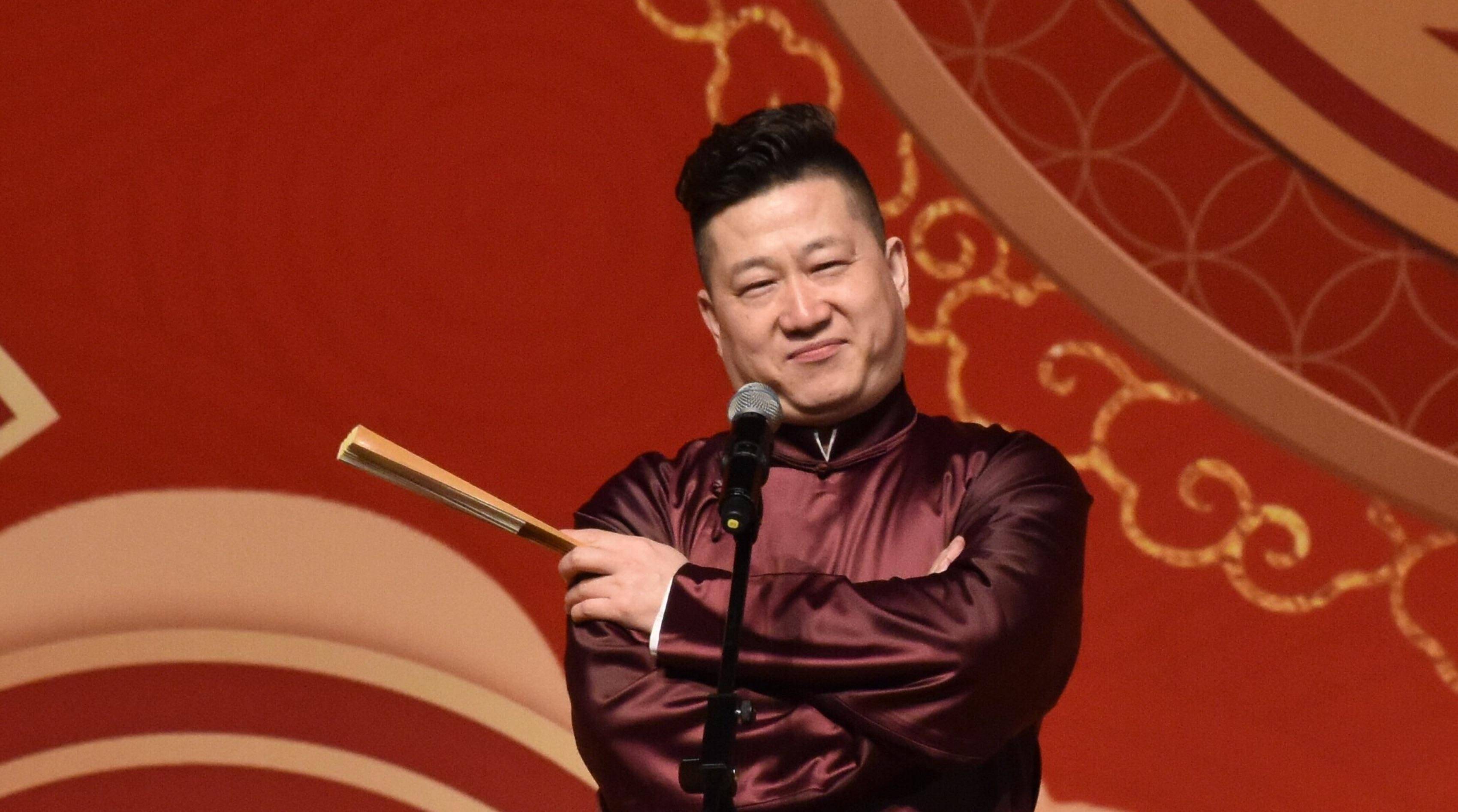 在进入德云社之前,孟鹤堂是一家饭店的大堂经理,由于对相声的喜爱,在