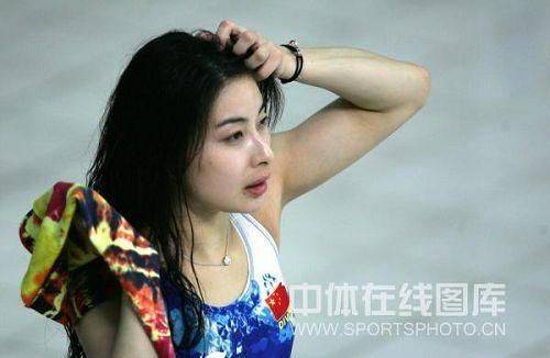 跳水皇后郭晶晶亮相时尚活动,优骓活力女性穿搭典范